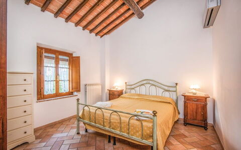 La Fiumara: Lit, Meubles, Chambre, Design Intérieur, Drap De Lit, Literie, Plafond, Sol, Cadre De Lit, Linge