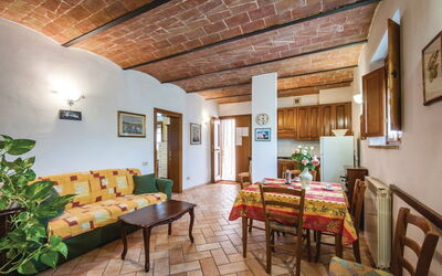 Mangiatoia: Mur, Appartement, Sol, Pièce, Plante D'Appartement, Pot De Fleur, Chaise, Tache De Bois, Peindre, Table Cuisine Et Salle A Manger