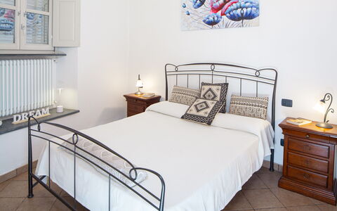 Ca Du Checcu: Lit, Chambre, Meubles, Literie, Drap De Lit, Design Intérieur, Sol, Sol, Pièce, Linge