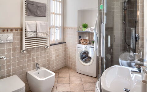 Ca Du Checcu: Luminaire Plomberie, Salle De Bains, Design Intérieur, Sol, Siège De Toilette, Toilette, Évier, Sol, Robinet, Plomberie