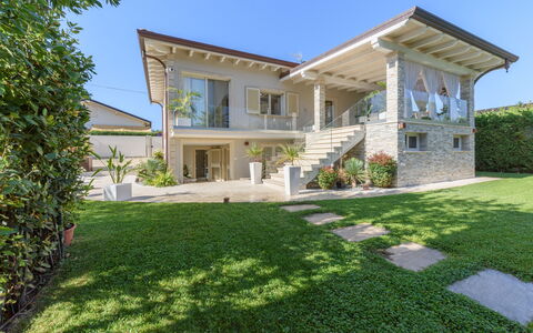 Villa Fiumetto: Bâtiment, Maison, Zone Résidentielle, Domicile, Façade, Toit, Architecture, Biens, Chalet