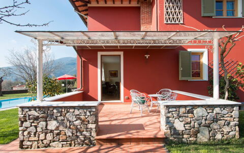 Villa Camaiore: Chaise, Balcon, Ombre, Porche, Store, Plante D'Appartement, Peindre, Structure En Plein Air, Hacienda, Villa