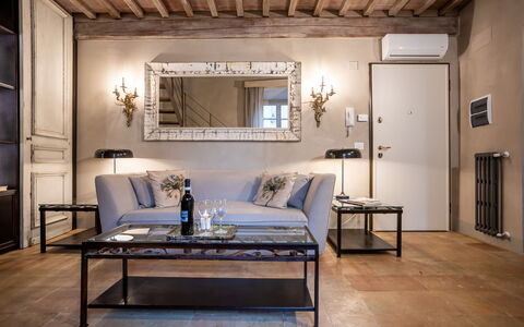 Stylish Apartment: Meubles, Design Intérieur, Mur, Sol, Sol, Canapé, Plafond, Pièce, Table, Salon