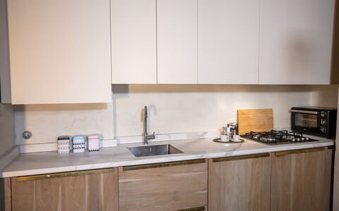 Stylish Apartment: Cuisine, Comptoir, Bois, Appareil De Cuisine, Design Intérieur, Cabinetry, Sol, Principaux Appliance, Evier, Électroménager