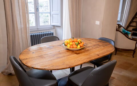 Stylish Apartment: Meubles, Design Intérieur, Table, Sol, Bois, Sol, Chaise, Table Cuisine Et Salle A Manger, Salle À Manger, Pièce