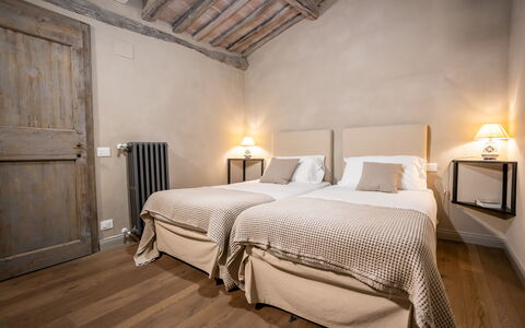 Stylish Apartment: Lit, Chambre, Meubles, Drap De Lit, Design Intérieur, Literie, Linge, Sol, Textile, Pièce