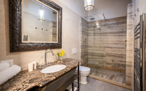 Stylish Apartment: Luminaire Plomberie, Sol, Design Intérieur, Salle De Bains, Sol, Robinet, Évier, Plomberie, Éclairage, Domicile