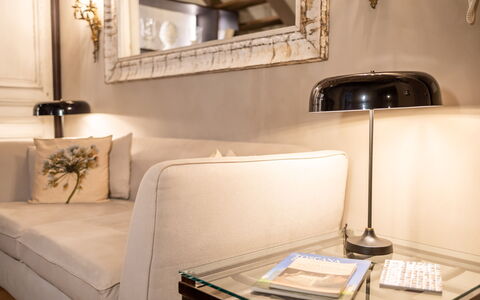 Stylish Apartment: Meubles, Design Intérieur, Canapé, Éclairage, Salon, Domicile, Sol, Pièce, Lampe