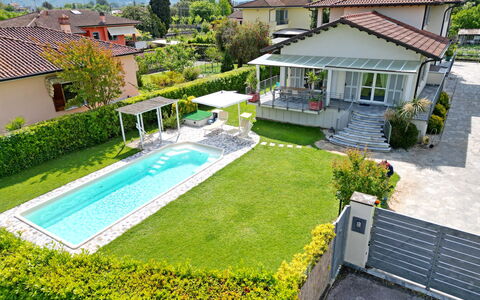 Villa Alex: Piscine, Zone Résidentielle, Maison, Domicile, Toit, Jardin, Biens, Pelouse, Aménagement Paysager, Loisir