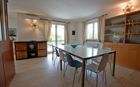 Villa Alex: Meubles, Sol, Design Intérieur, Sol, Bois, Table, Chaise, Table Cuisine Et Salle A Manger, Salle À Manger, Éclairage