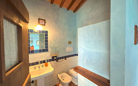 Appartamento La Torretta Di Pietra, Wifi, Perugia: Mur, Luminaire Plomberie, Design Intérieur, Sol, Salle De Bains, Sol, Lavabo, Plafond, Robinet, Plomberie