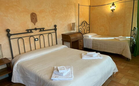 Appartamento Il Cantico Del Gallo, Wifi, Near Peru: Meubles, Sol, Sol, Design Intérieur, Lit, Chambre, Cadre De Lit, Chaise, Literie, Luminaire