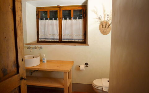 Appartamento Poggiolo, Wifi, Near Perugia: Mur, Lavabo, Bois, Luminaire Plomberie, Design Intérieur, Sol, Sol, Évier, Pièce, Salle De Bains