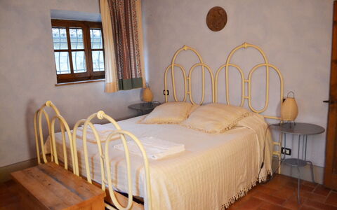 Appartamento Poggiolo, Wifi, Near Perugia: Lit, Meubles, Chambre, Bois, Literie, Design Intérieur, Drap De Lit, Sol, Cadre De Lit, Sol