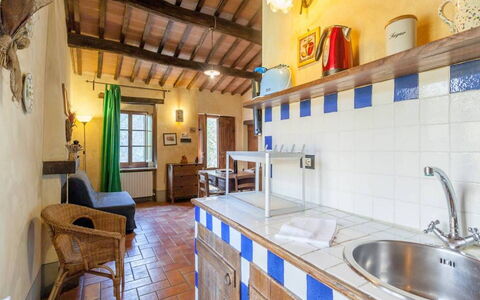 Appartamento Rustico, Wifi, Perugia: Meubles, Chaise, Tache De Bois, Comptoir, Dur, Table Cuisine Et Salle A Manger, Cuisine, Plante D'Appartement, Cabinetry, Tuile