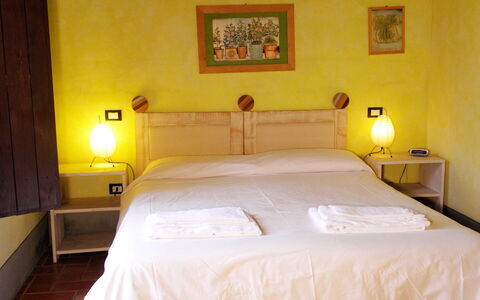 Appartamento La Vecchia Cedraia, Wifi, Perugia: Design Intérieur, Lit, Meubles, Chambre, Mur, Sol, Sol, Bois, Drap De Lit, Pièce