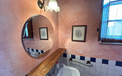 Appartamento Scuderia Del Borgo, Wifi, Perugia: Luminaire Plomberie, Plomberie, Miroir, Robinet, Lavabo, Tuile, Luminaire, Évier, Salle De Bains, Peindre