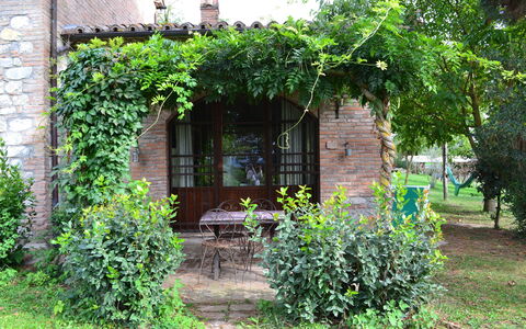 Appartamento Scuderia Del Borgo, Wifi, Perugia: Jardin, Arrière-Cour, Ombre, Brique, Cour, Aménagement Paysager, Structure En Plein Air, Mobilier De Jardin, Cour, Pergola