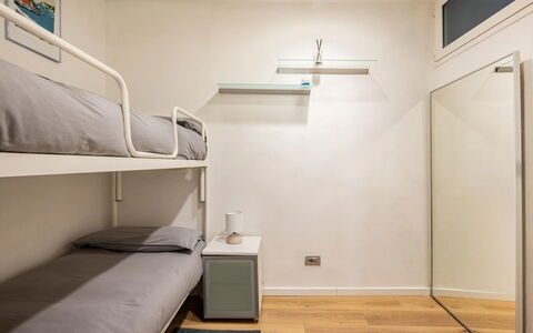 Casa Garibaldi - Levanto: Lit, Chambre, Design Intérieur, Sol, Meubles, Sol, Drap De Lit, Plafond, Literie, Éclairage