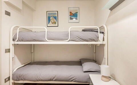 Casa Garibaldi - Levanto: Lit, Chambre, Drap De Lit, Literie, Design Intérieur, Meubles, Linge, Cadre De Lit, Pièce, Oreiller