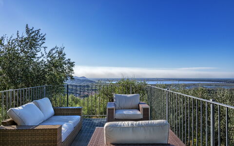 Casale La Pieve: Meubles, Chaise, Table, Mobilier De Jardin, Balcon, Ombre, Plate-Forme, Clôture, Tableau De Plein Air, Table Cuisine Et Salle A Manger