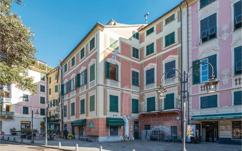 Casa Camuri - Levanto: Bâtiment, Fenêtre, Appartement, Ville, Zone Urbaine, Ville, Quartier, Façade, Zone Résidentielle, Design Urbain