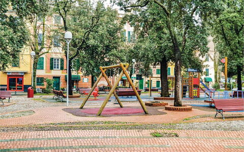 Casa Camuri - Levanto: Arbre, Espace Public, Ville, Quartier, Établissements Humains, Design Urbain, Ombre, Trottoir, Centre De La Ville, Équipement Extérieur Play
