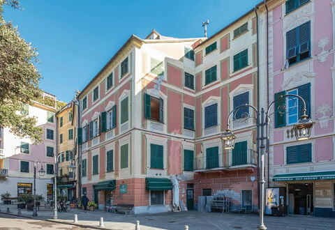 Casa Camuri - Levanto: Bâtiment, Fenêtre, Appartement, Ville, Zone Urbaine, Ville, Quartier, Façade, Zone Résidentielle, Design Urbain