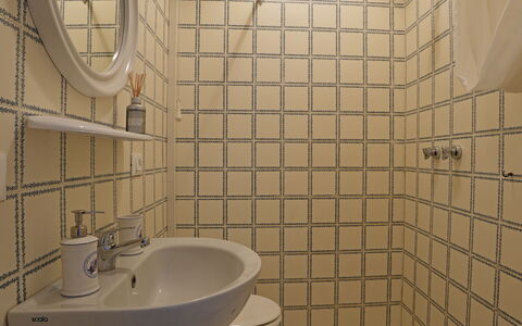 Villa Corsanico: Salle De Bains, Luminaire Plomberie, Design Intérieur, Sol, Sol, Lavabo, Plomberie, Siège De Toilette, Toilette, Pièce