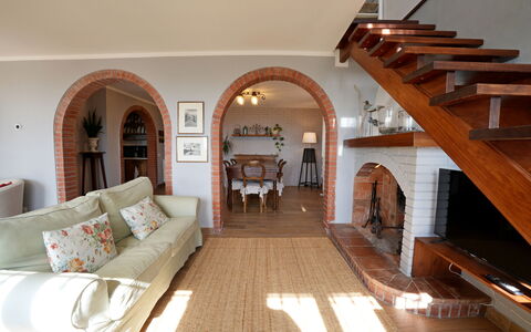 Villa Corsanico: Meubles, Design Intérieur, Sol, Mur, Bois, Canapé, Sol, Plafond, Pièce, Salon