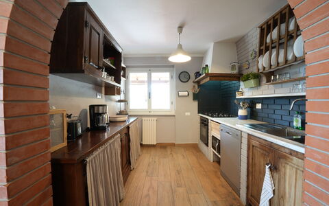 Villa Corsanico: Cuisine, Comptoir, Meubles, Sol, Appareil De Cuisine, Cabinetry, Design Intérieur, Principaux Appliance, Bois, Sol