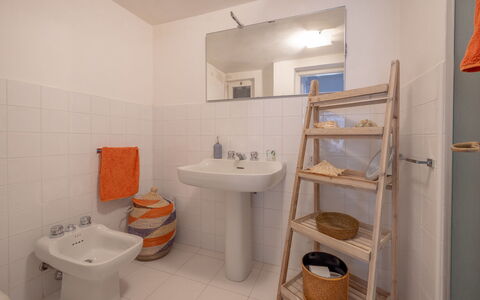 Villa Argentina: Siège De Toilette, Salle De Bains, Luminaire Plomberie, Sol, Sol, Toilette, Design Intérieur, Lavabo, Plomberie, Évier