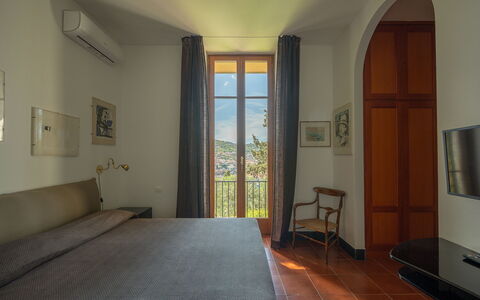 Ca' Nelly: Pièce, Appartement, Chambre, Lit, Cadre, Literie, Cadre De Lit, Drap De Lit, Lampe, Tiroir