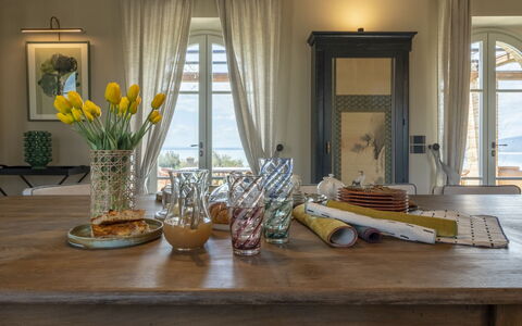 Battisole: Meubles, Design Intérieur, Table, Vaisselle, Bois, Éclairage, Sol, Chaise, Table Cuisine Et Salle A Manger, Salle À Manger