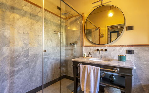 Battisole: Luminaire Plomberie, Design Intérieur, Sol, Salle De Bains, Éclairage, Sol, Plomberie, Robinet, Tuile, Luminaire