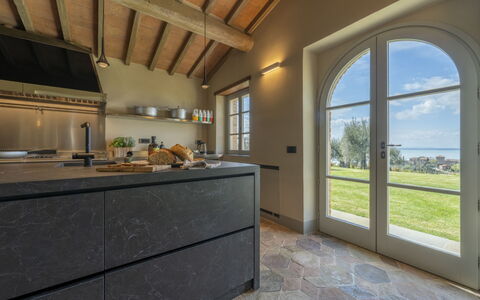 Battisole: Design Intérieur, Sol, Comptoir, Sol, Cuisine, Meubles, Cabinetry, Domicile, Éclairage, Plafond