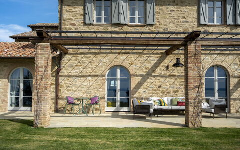 Battisole: Porte, Domicile, Biens, Brique, Mobilier De Jardin, Jardin, Chaise, Ombre, Dalle, Ferme