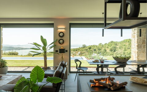 Villa Feronia: Meubles, Design Intérieur, Table, Éclairage, Chaise, Domicile, Luminaire, Plafond, Table Cuisine Et Salle A Manger, Salon