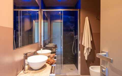 Villa Feronia: Design Intérieur, Sol, Mur, Luminaire Plomberie, Salle De Bains, Sol, Éclairage, Meubles, Plomberie, Robinet