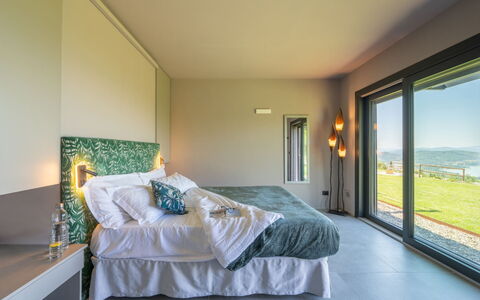 Villa Feronia: Oreiller, Chambre, Hôtel, Recours, Lit, Villa, Linge, Lampe, Suite, Throw Pillow