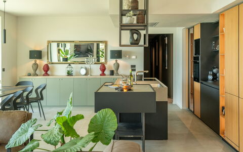 Villa Feronia: Meubles, Design Intérieur, Cuisine, Comptoir, Bois, Plafond, Sol, Luminaire, Cabinetry, Éclairage