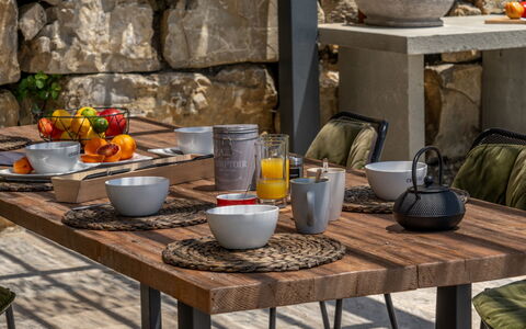 Villa Feronia: Vaisselle, Aliments, Table, Meubles, Serveware, Drinkware, Vaisselle, Ingrédient, Assiette