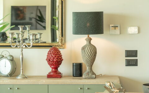 Villa Feronia: Meubles, Design Intérieur, Éclairage, Pièce, Cabinetry, Tiroir, Peindre, Cadre, Matériau Naturel, Buffet