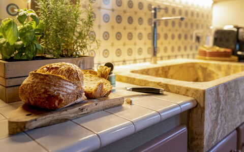 Villa Trasimena: Comptoir, Cuisine, Design Intérieur, Sol, Serveware, Plomberie, Robinet, Tuile, Luminaire Plomberie, Cabinetry