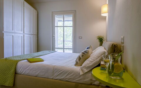 Bianca la Luna: Meubles, Lit, Design Intérieur, Chambre, Mur, Drap De Lit, Literie, Bois, Sol, Pièce