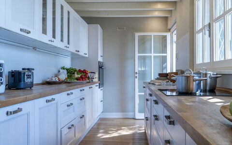 Bianca la Luna: Cuisine, Cabinetry, Comptoir, Meubles, Appareil De Cuisine, Design Intérieur, Bois, Sol, Principaux Appliance, Tiroir