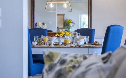 Bianca la Luna: Meubles, Design Intérieur, Pièce, Textile, Table, Éclairage, Plafond, Sol, Chaise, Sol