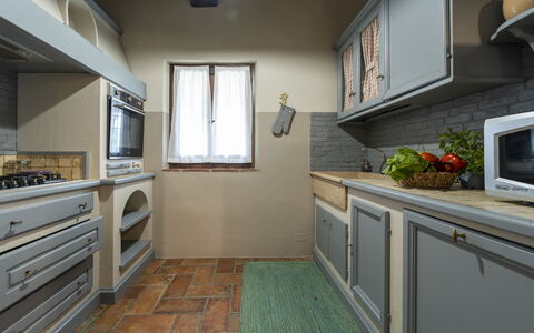 Villa delle Rose: Design Intérieur, Cuisine, Comptoir, Cabinetry, Bois, Appareil De Cuisine, Sol, Meubles, Principaux Appliance, Électroménager