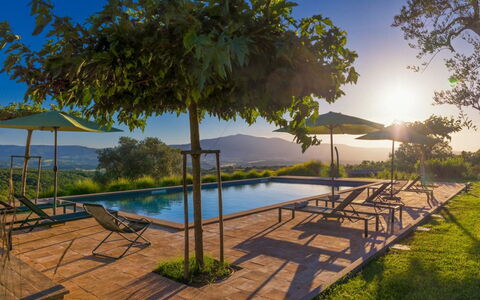 Podere Vigna Nuova: Ciel, Paysage Naturel, Colline, Paysage, Lot Terre, Piscine, Chaîne De Montagnes, Mobilier De Jardin, Plantation, Eco Hôtel