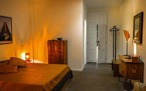 Podere Vigna Nuova: Meubles, Design Intérieur, Mur, Lit, Sol, Chambre, Sol, Bois, Pièce, Jaune